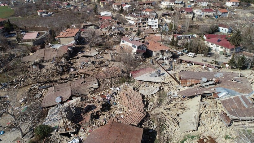 Adıyaman Harmanlı'da deprem sonrası onlarca yapı yıkıldı bir tek Atatürk heykeli sağlam kaldı - Resim: 5