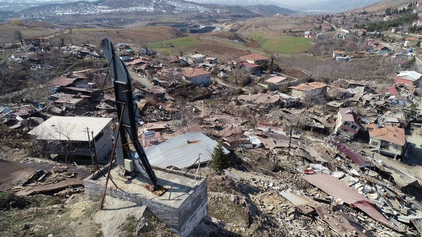 Adıyaman Harmanlı'da deprem sonrası onlarca yapı yıkıldı bir tek Atatürk heykeli sağlam kaldı - Resim: 4