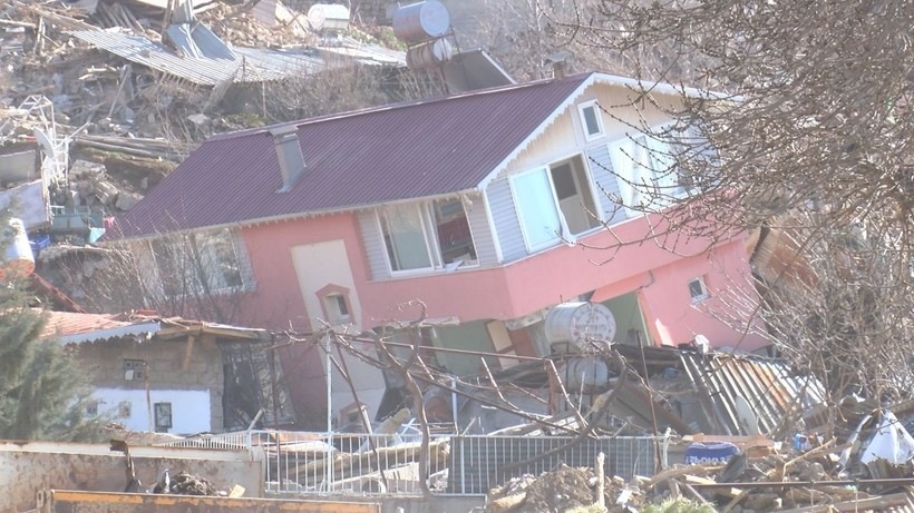 Adıyaman Harmanlı'da deprem sonrası onlarca yapı yıkıldı bir tek Atatürk heykeli sağlam kaldı - Resim: 1