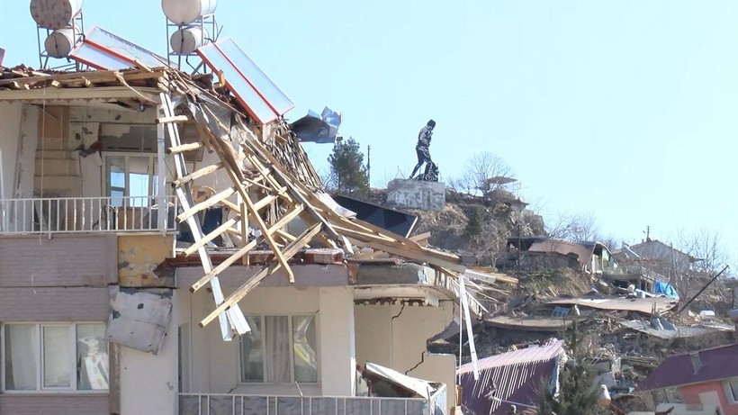 Adıyaman Harmanlı'da deprem sonrası onlarca yapı yıkıldı bir tek Atatürk heykeli sağlam kaldı - Resim: 3