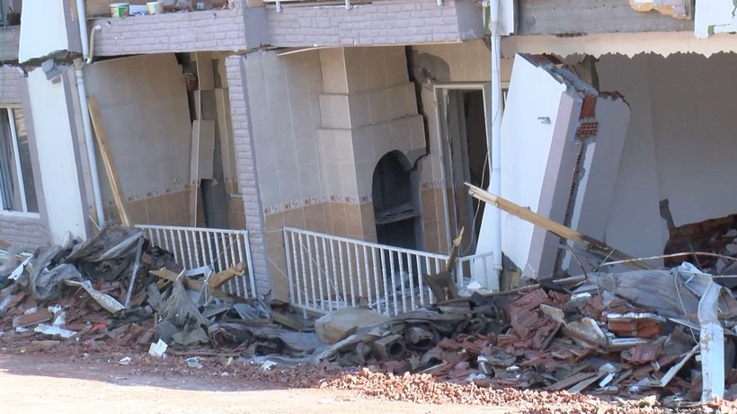 Adıyaman Harmanlı'da deprem sonrası onlarca yapı yıkıldı bir tek Atatürk heykeli sağlam kaldı - Resim: 2