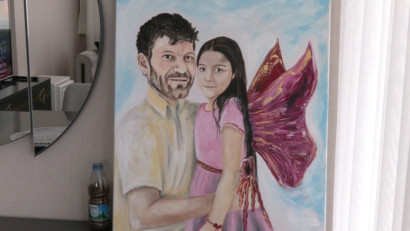 Depremde kızının elini tutarak yürekleri yakan Mesut Hançer, Ebru Yaşar ve eşi tarafından kendisine hediye edilen eve yerleşti - Resim: 8