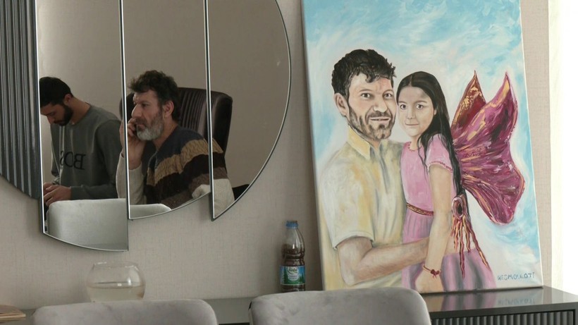 Depremde kızının elini tutarak yürekleri yakan Mesut Hançer, Ebru Yaşar ve eşi tarafından kendisine hediye edilen eve yerleşti - Resim: 9