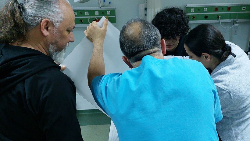 Samsun'da liseli bir genç parmağının sıkıştığı dolap kapağıyla birlikte hastaneye kaldırıldı - Resim: 1
