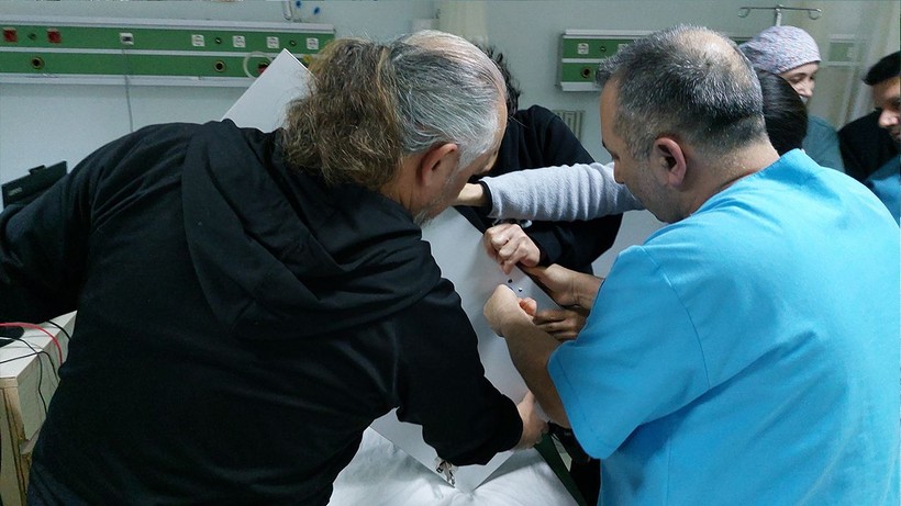 Samsun'da liseli bir genç parmağının sıkıştığı dolap kapağıyla birlikte hastaneye kaldırıldı - Resim: 2