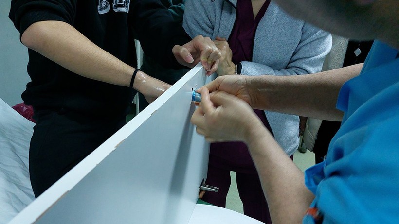 Samsun'da liseli bir genç parmağının sıkıştığı dolap kapağıyla birlikte hastaneye kaldırıldı - Resim: 3