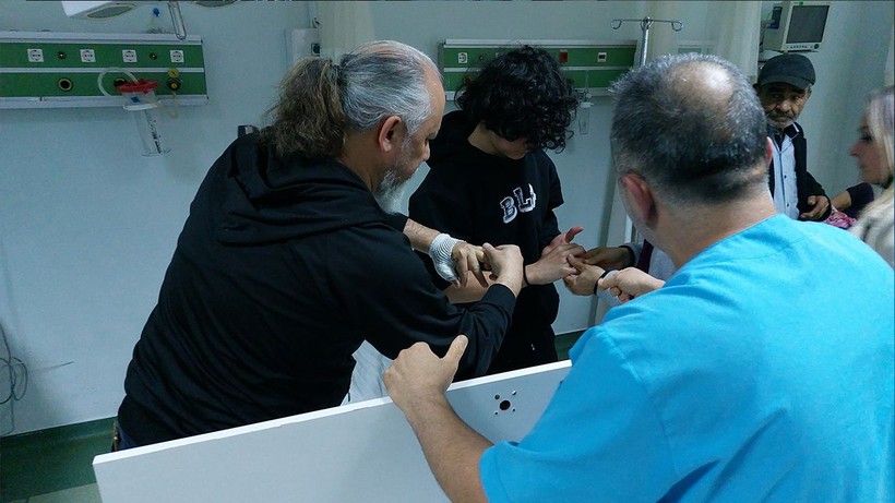 Samsun'da liseli bir genç parmağının sıkıştığı dolap kapağıyla birlikte hastaneye kaldırıldı - Resim: 4