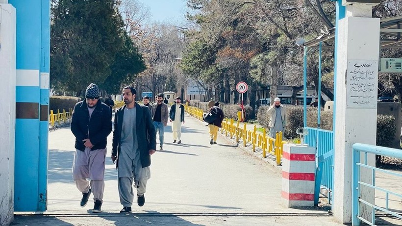 Afganistan'da eğitim kız öğrenciler olmadan başladı - Resim: 2