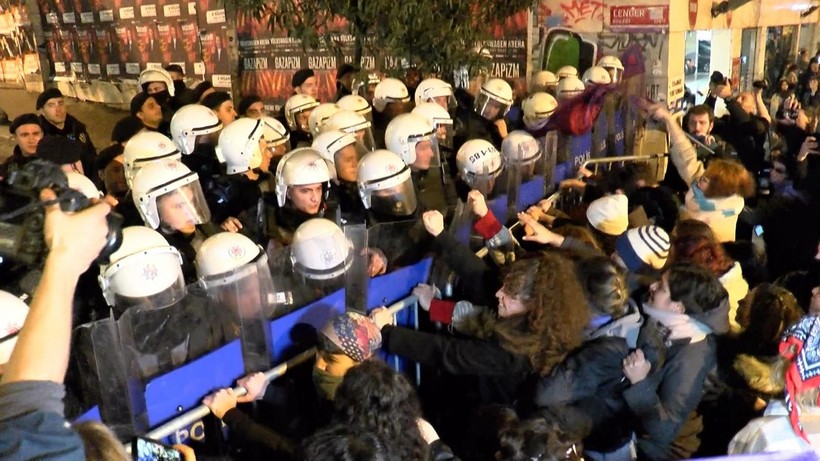 Taksim'e yürümek isteyen kadınlara polis müdahale etti - Resim: 7
