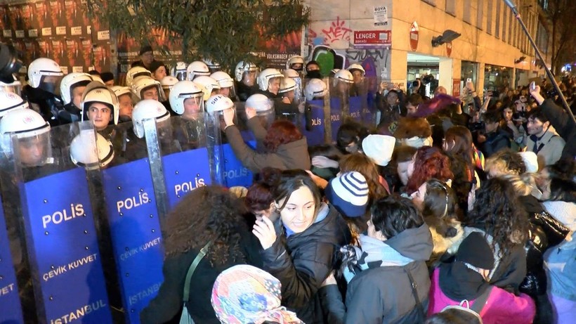 Taksim'e yürümek isteyen kadınlara polis müdahale etti - Resim: 1