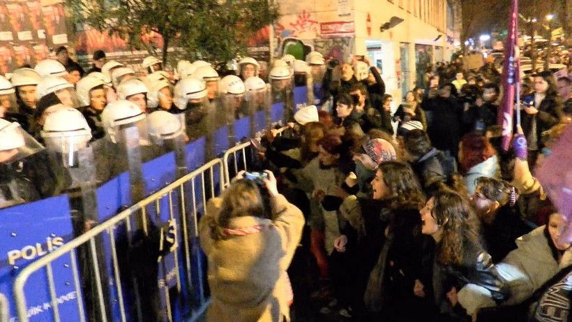 Taksim'e yürümek isteyen kadınlara polis müdahale etti - Resim: 5