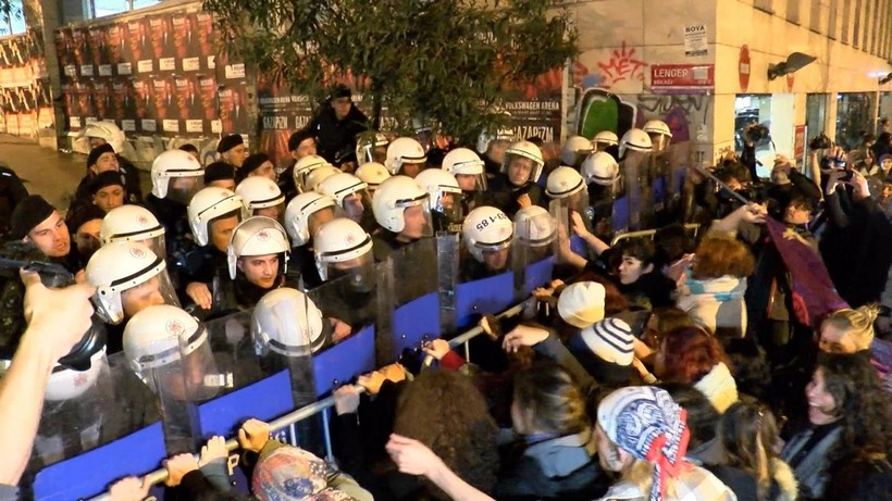 Taksim'e yürümek isteyen kadınlara polis müdahale etti - Resim: 4