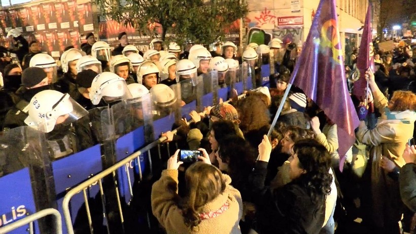 Taksim'e yürümek isteyen kadınlara polis müdahale etti - Resim: 6