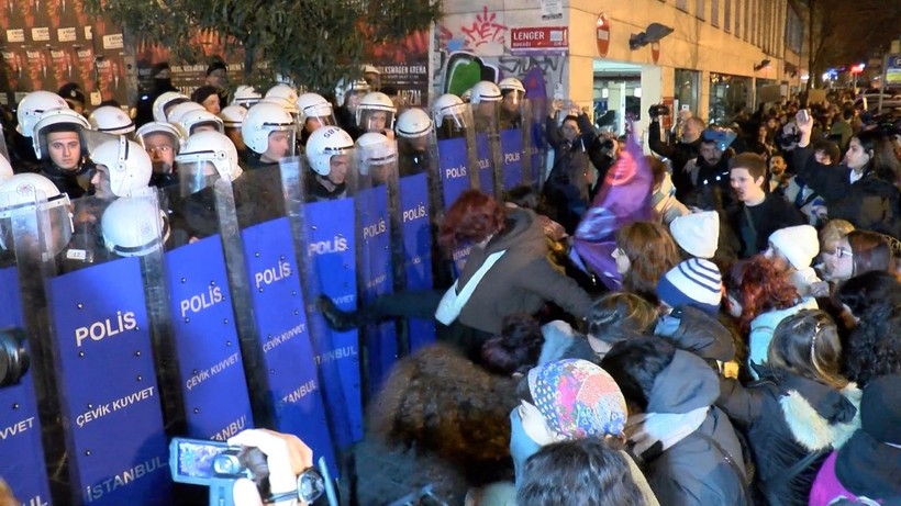 Taksim'e yürümek isteyen kadınlara polis müdahale etti - Resim: 3