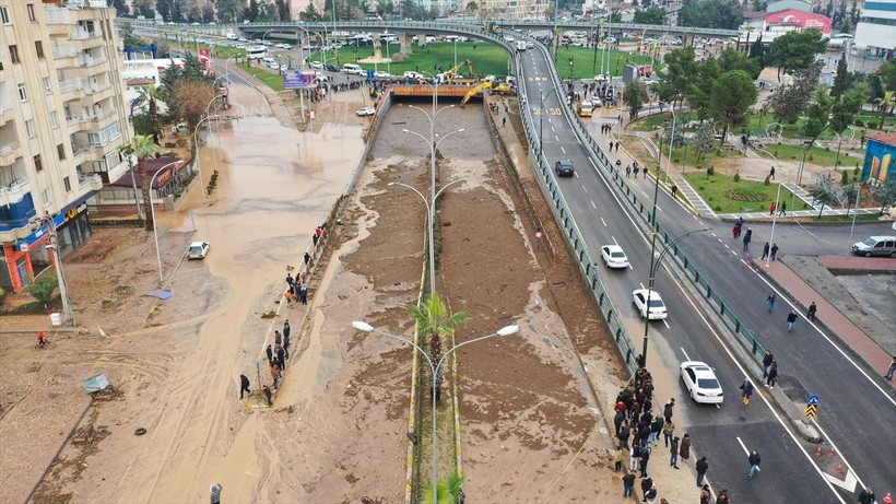 Şanlıurfa ve Adıyaman'da yaşanan yoğun yağışlar sele neden oldu: 16 vatandaşımız hayatını kaybederken 4 kişi hala kayıp - Resim: 11