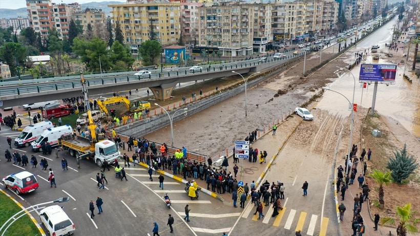 Şanlıurfa ve Adıyaman'da yaşanan yoğun yağışlar sele neden oldu: 16 vatandaşımız hayatını kaybederken 4 kişi hala kayıp - Resim: 12