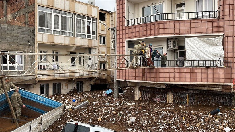 Şanlıurfa'da akıntıya kapılan ve kurtarılmak yerine cep telefonu ile görüntüsü çekilen Reşat Ayva yaşadıklarını anlattı - Resim: 3