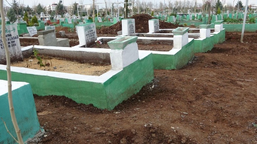 Yağmur sonrası depremzedelerin mezarları çöktü - Resim: 4