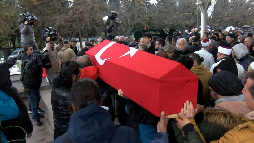 Oyuncu İsmail Köksal Engür son yolculuğuna uğurlandı - Resim: 12