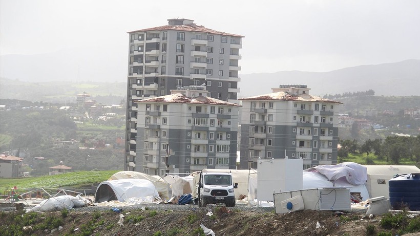 Depremin yıktığı Hatay'da fırtına çadırları yıktı, vatandaşlar zor anlar yaşadı - Resim: 2