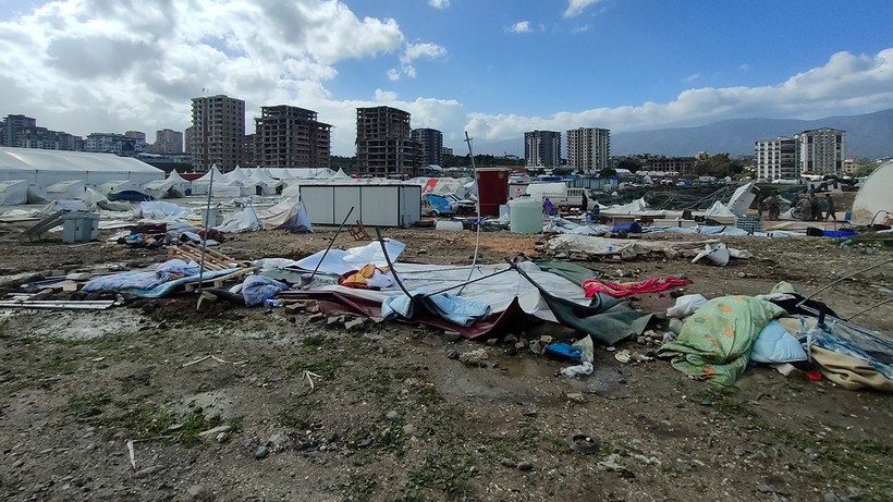 Depremin yıktığı Hatay'da fırtına çadırları yıktı, vatandaşlar zor anlar yaşadı - Resim: 3