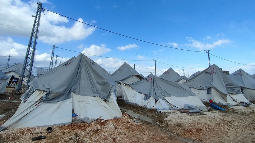 Depremin yıktığı Hatay'da fırtına çadırları yıktı, vatandaşlar zor anlar yaşadı - Resim: 5