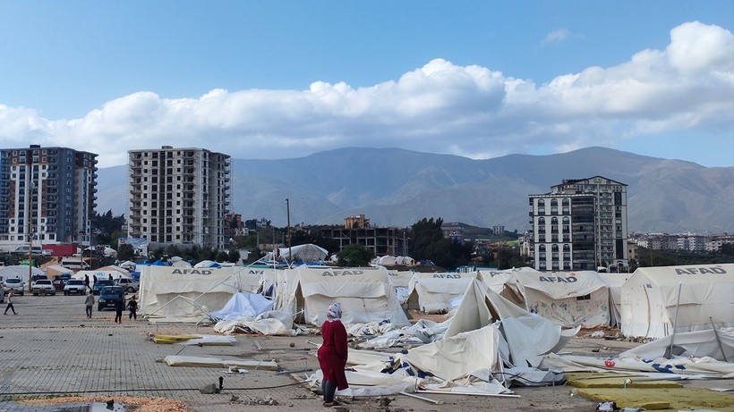 Depremin yıktığı Hatay'da fırtına çadırları yıktı, vatandaşlar zor anlar yaşadı - Resim: 6