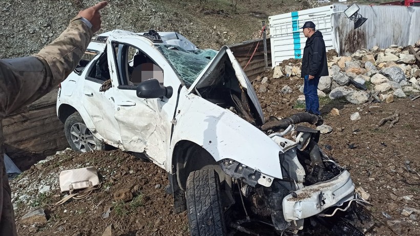 Şırnak'ta tır ve otomobilin çarpışması sonucu ortalık can pazarına döndü! Ölü ve yaralılar var - Resim : 5