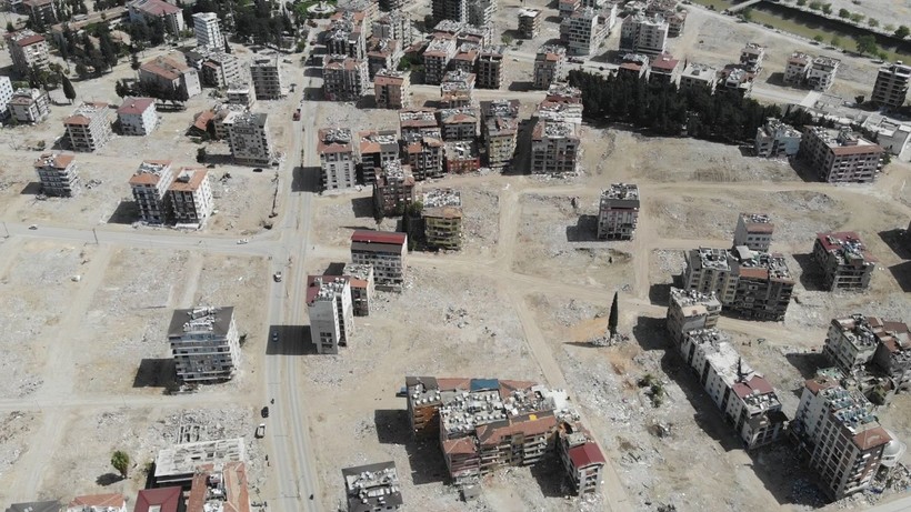 Kahramanmaraş merkezli depremlerde adeta enkaza dönen Hatay'da meydanlar oluştu - Resim: 2