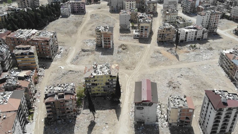 Kahramanmaraş merkezli depremlerde adeta enkaza dönen Hatay'da meydanlar oluştu - Resim: 5