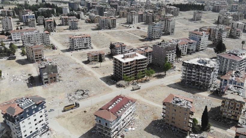 Kahramanmaraş merkezli depremlerde adeta enkaza dönen Hatay'da meydanlar oluştu - Resim: 6