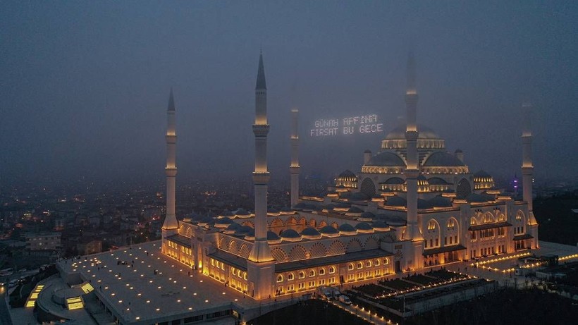 Genci yaşlısı camilere akın etti: Kadir Gecesi dualarla idrak edildi - Resim: 1