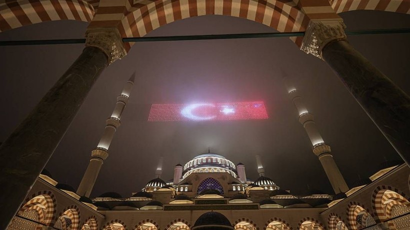 Genci yaşlısı camilere akın etti: Kadir Gecesi dualarla idrak edildi - Resim: 2