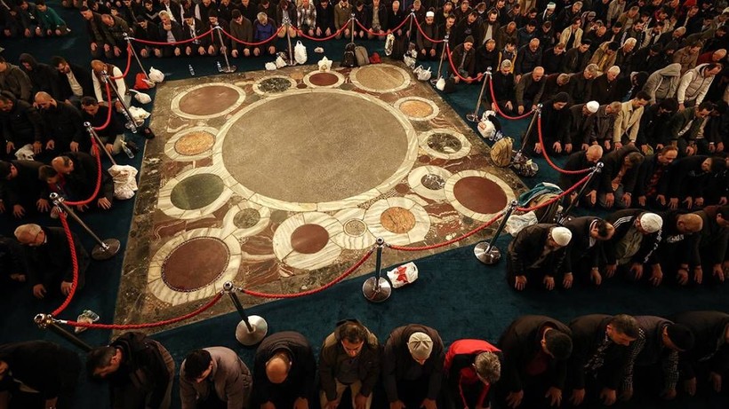 Genci yaşlısı camilere akın etti: Kadir Gecesi dualarla idrak edildi - Resim: 3