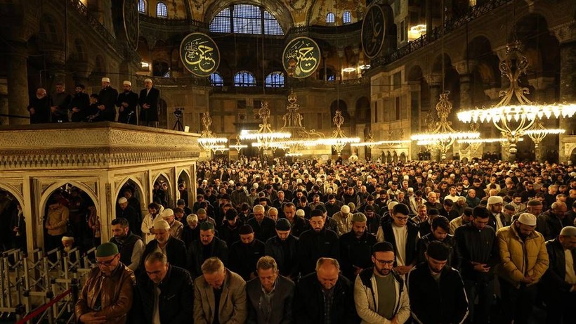 Genci yaşlısı camilere akın etti: Kadir Gecesi dualarla idrak edildi - Resim: 4