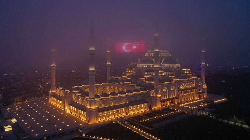 Genci yaşlısı camilere akın etti: Kadir Gecesi dualarla idrak edildi - Resim: 5