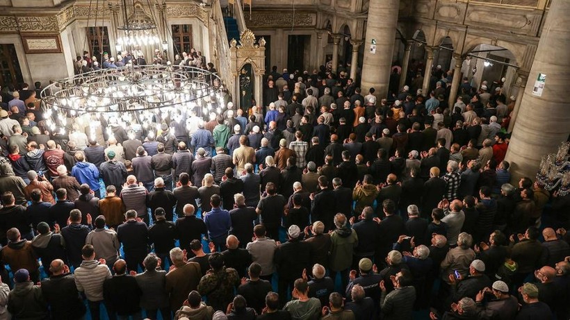 Genci yaşlısı camilere akın etti: Kadir Gecesi dualarla idrak edildi - Resim: 7