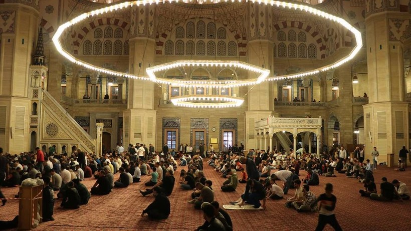 Genci yaşlısı camilere akın etti: Kadir Gecesi dualarla idrak edildi - Resim: 8
