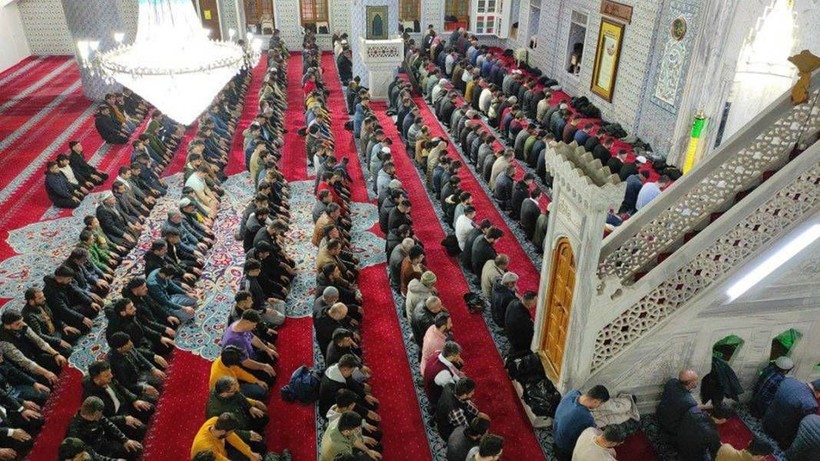 Genci yaşlısı camilere akın etti: Kadir Gecesi dualarla idrak edildi - Resim: 9
