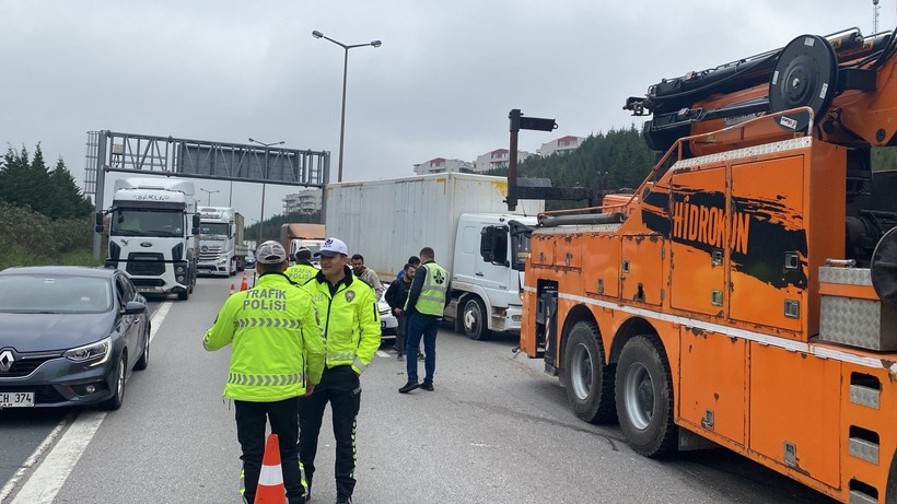 TEM'de kamyon, otomobile çarptı; uzun araç kuyrukları oluştu - Resim: 8
