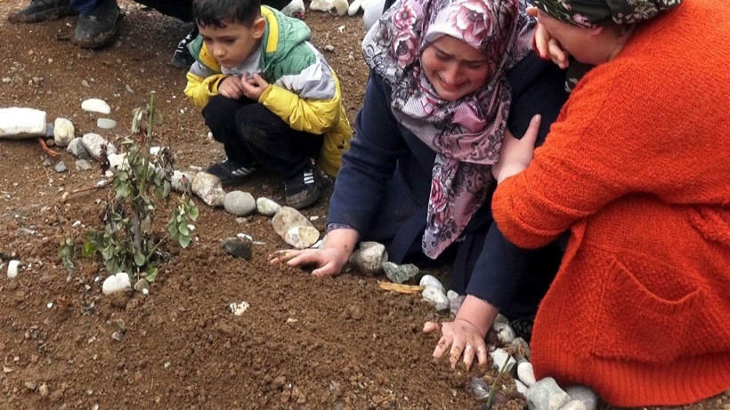 Depremin vurduğu şehirlerde en acı bayram! Mezarlıklarda kahreden fotoğraflar - Resim: 17
