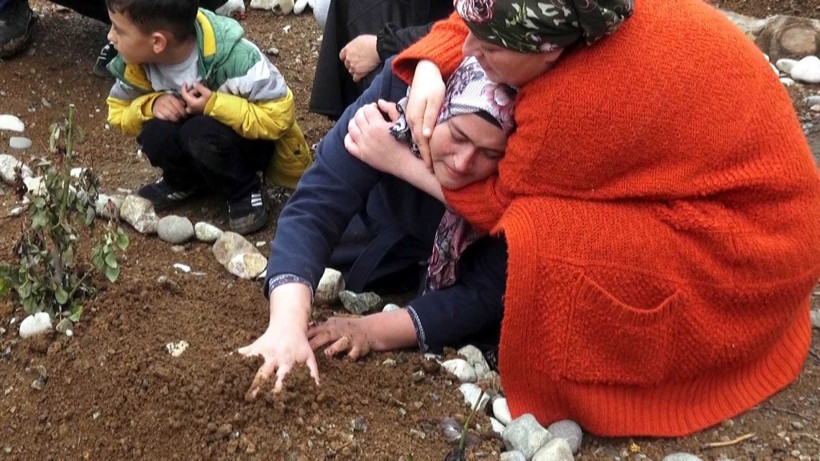 Depremin vurduğu şehirlerde en acı bayram! Mezarlıklarda kahreden fotoğraflar - Resim: 16