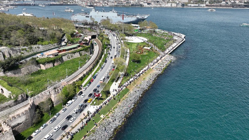 TCG Anadolu Gemisini ziyaret etmek isteyen vatandaşlar Sarayburnu'nda kilometrelerce kuyruk oluşturdu - Resim: 14