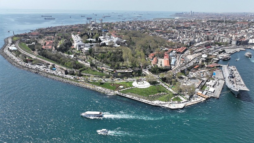 TCG Anadolu Gemisini ziyaret etmek isteyen vatandaşlar Sarayburnu'nda kilometrelerce kuyruk oluşturdu - Resim: 16