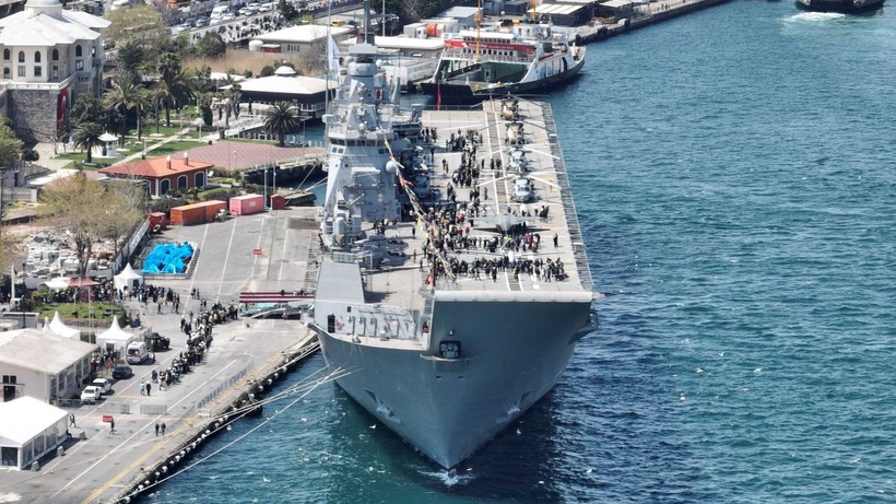 TCG Anadolu Gemisini ziyaret etmek isteyen vatandaşlar Sarayburnu'nda kilometrelerce kuyruk oluşturdu - Resim: 17