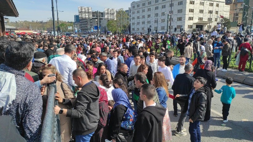 İstanbul'da bayram izdihamı yaşandı! Adım atacak yer kalmadı - Resim: 14