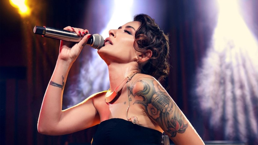 Ceyda Düvenci'nin sunuculuğunu yaptığı 'Bambaşka Sohbetler' programına konuk olan şarkıcı Melek Mosso'dan kan donduran itiraf: Bizi dövüyor aç bırakıyor... - Resim: 3