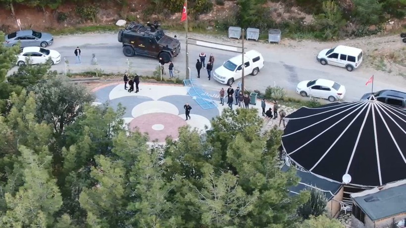 İstanbul'da film gibi operasyon! Otomobilin önünü keserek 1,5 milyon Euro gasbeden çete yakalandı - Resim: 8