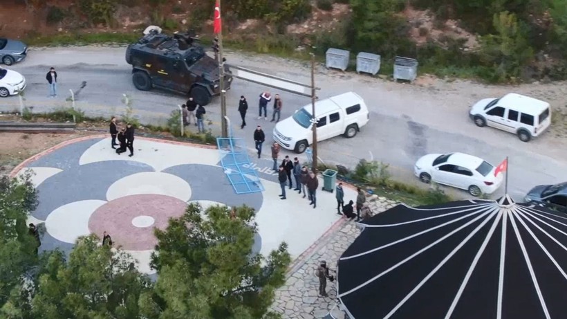 İstanbul'da film gibi operasyon! Otomobilin önünü keserek 1,5 milyon Euro gasbeden çete yakalandı - Resim: 7