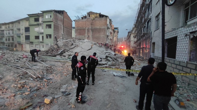 Malatya’da 3 katlı ağır hasarlı bina çöktü: 1 kişi öldü - Resim : 3